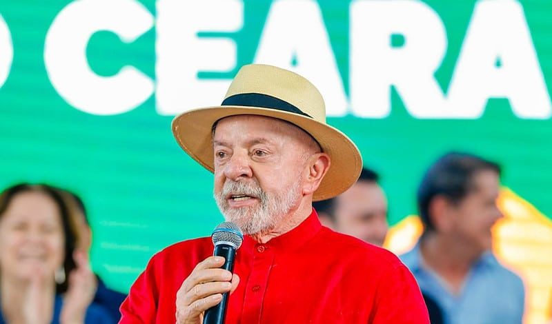 No Ceará, Lula diz que Flávio Bolsonaro usa fake news para “enganar a sociedade brasileira”