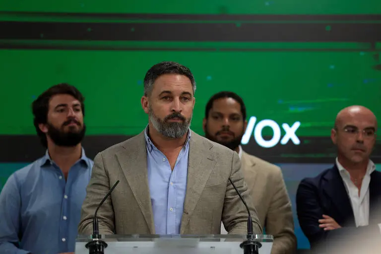 Partidos de direita ultrapassam 50% em pesquisas na Espanha