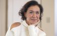 Quase aos 70, Lilia Cabral vive em casa acolhedora com sala especial e biblioteca de causar inveja