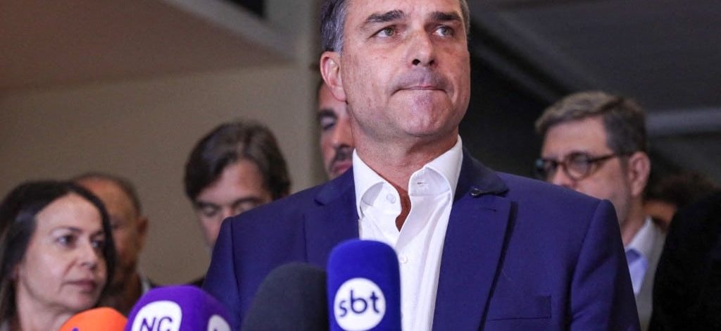 “Vai ficar muito ruim”: Flávio Bolsonaro tenta pressionar Cármen Lúcia a votar contra Moraes