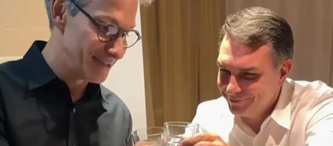Zema estuda desistir de candidatura e apoiar Flávio Bolsonaro