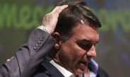 Acuado, Flávio Bolsonaro dá desculpa constrangedora ao voltar atrás sobre debate