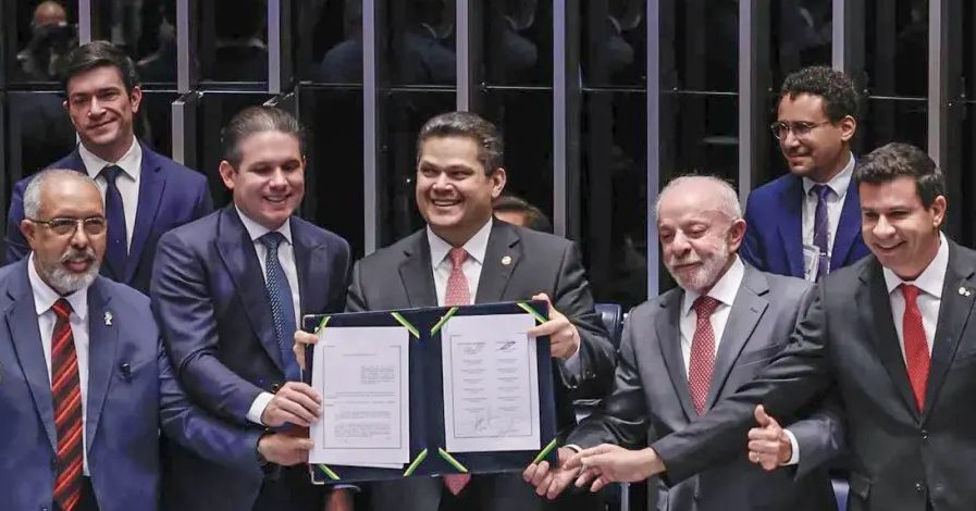 Rafael Fonteles comemora promulgação da emenda que acaba com escala 6×1