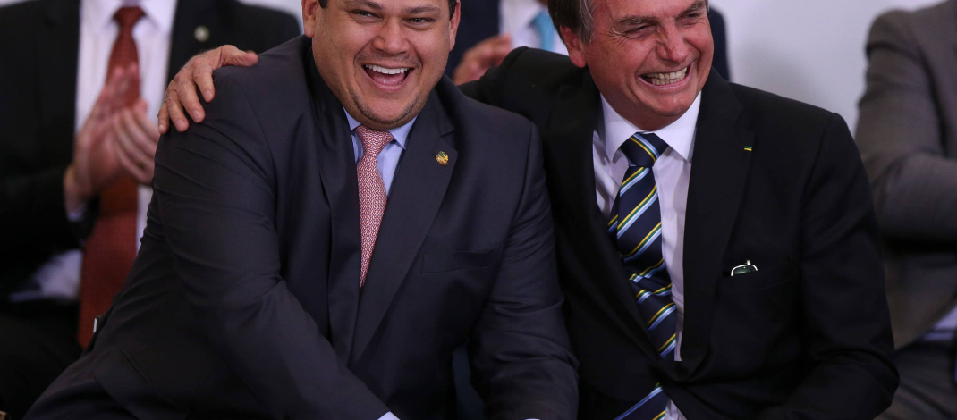 Alcolumbre quer tirar Bolsonaro da prisão para se manter na presidência do Senado