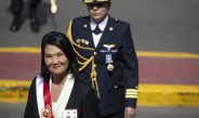 Apoiada por Flávio, presidente do Peru proíbe corte de cabelo e maquiagem