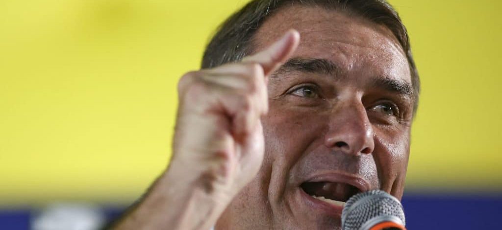 Apoiadores de Flávio Bolsonaro debocham de Marielle Franco durante ato no RJ