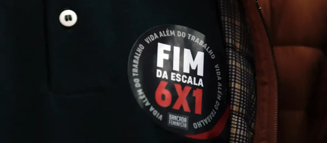 Apoio ao fim da 6×1 chega a 96% nas redes enquanto críticas a Flávio Bolsonaro disparam