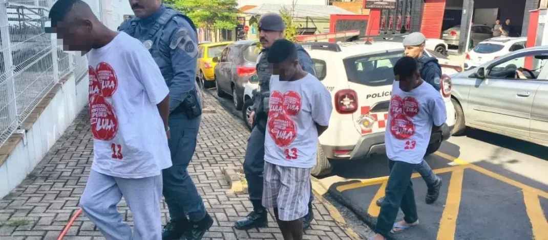 Armação e fake news: PMs são acusados de forjar flagrante com camisetas de Lula em SP