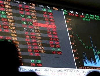 Dólar cai a R$ 5, e bolsa sobe quase 8% após primeiro turno