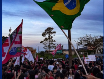 Estudantes lotam ruas de Ouro Preto e Viçosa em repúdio a Flávio Bolsonaro