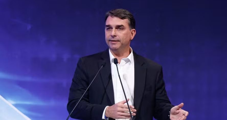 Flávio Bolsonaro é aconselhado a evitar debates com Lula