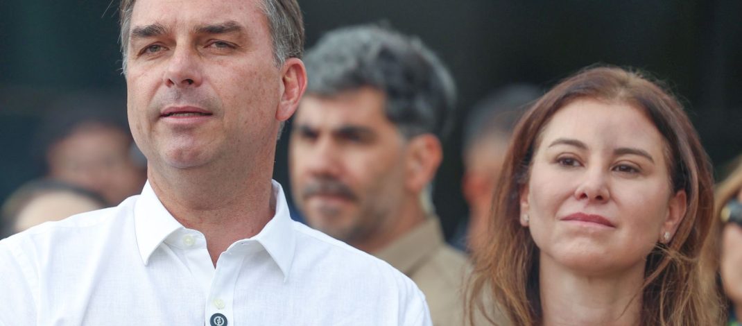 Avião com Flávio Bolsonaro e família segue para Miami