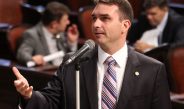 Flávio Bolsonaro propôs limitar benefício social e barrar cotistas