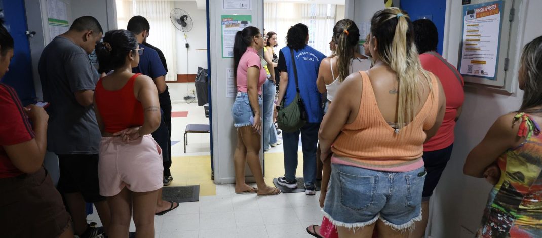 Moradores da Maré se mobilizam para divulgar locais de votação