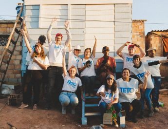 Mãe de 9 filhos aos 45 anos recebe casa construída com 2 toneladas de plástico reciclado e vê nova moradia ficar pronta após montagem de apenas 15 horas