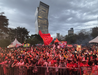 Manifestantes tomam Largo da Batata em ato pela reeleição de Lula