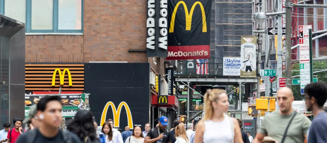 McDonald’s é acusado de usar IA para encarecer Big Mac e batatas fritas