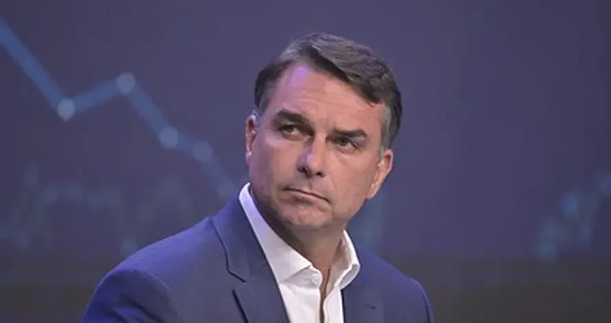 Flávio Bolsonaro repete falsa acusação contra mesários