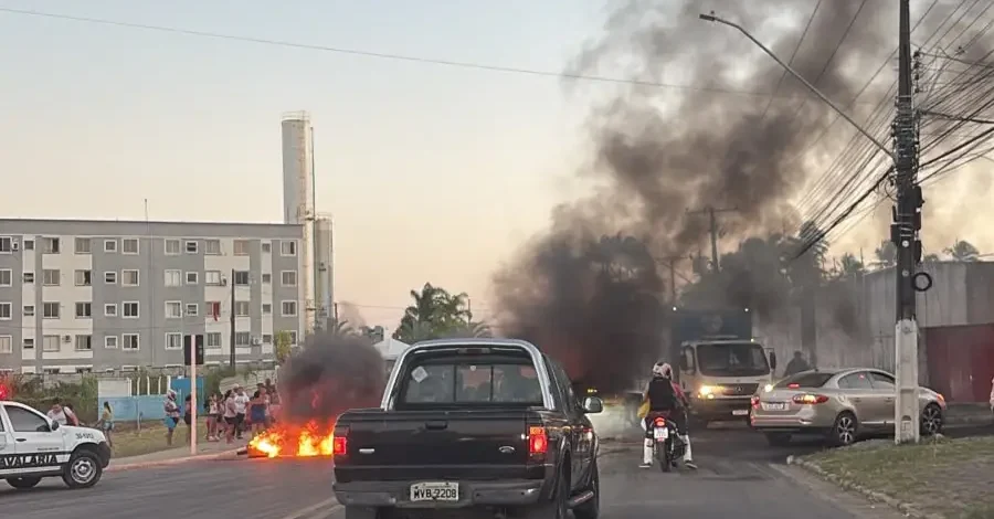 Moradores do bairro Santa Amélia protestam por falta de água em Maceió; BRK confirma rompimento