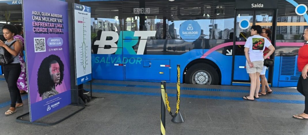 Salvador amplia acesso ao Botão Lilás em estações do BRT para atendimento a mulheres vítimas de violência
