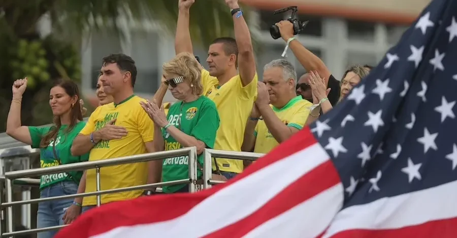 Trump usará Flávio Bolsonaro mais uma vez, mas senador tem prazo de validade
